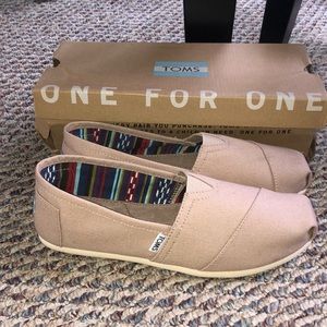 Brand NEW light grey TOMS